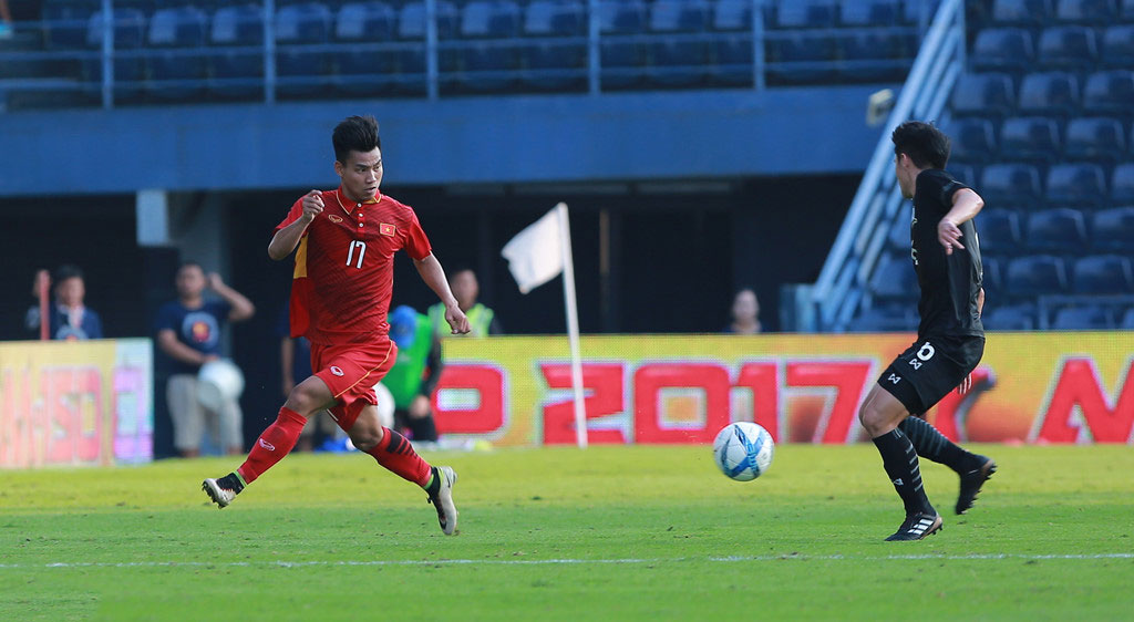 Xuân Trường ngăn đồng đội phản ứng trọng tài